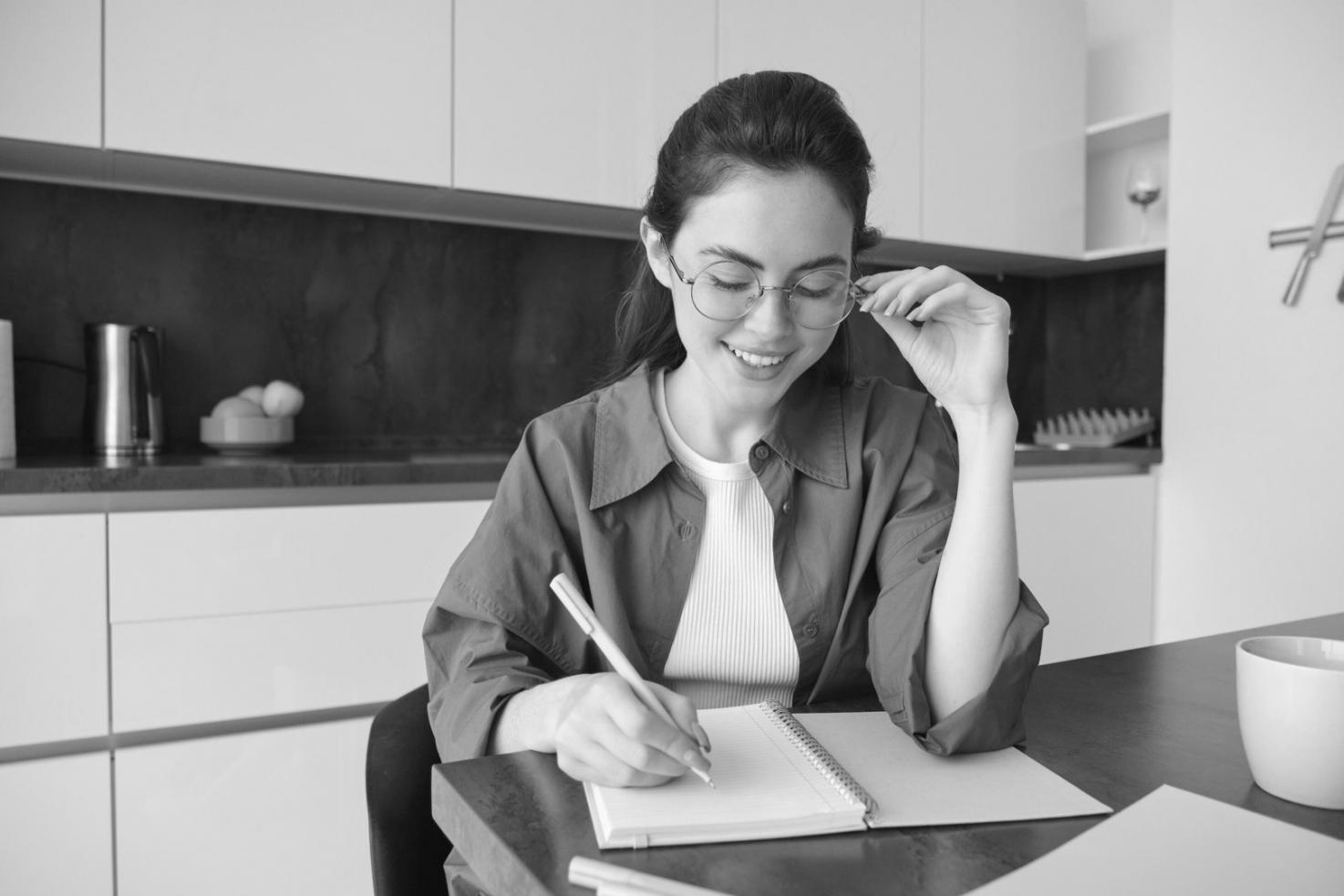 Personne utilisant une calculatrice et planifiant son budget mensuel